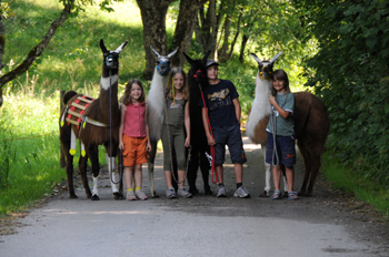 Stolze Kinder mit ihren Lamas